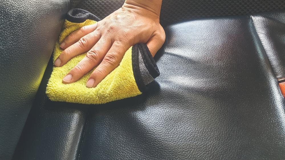Sauberer und gepflegter Autoledersitz nach der Reinigung – wie neu