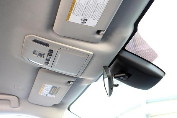 Detailansicht eines sauberen Auto-Dachhimmels mit Sonnenblenden und Bedienelementen