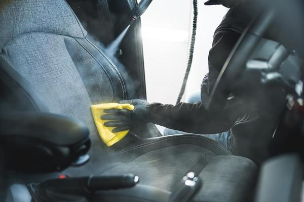 Dampfreinigung eines Dachhimmels und Stoffsitzes im Auto